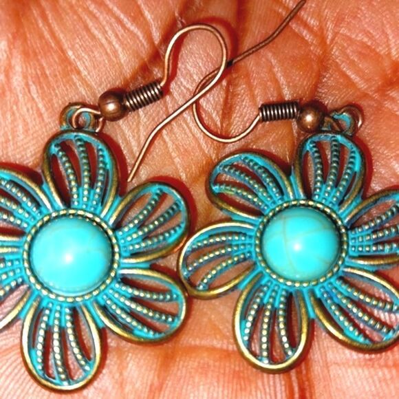Beautiful turquoise flower dangle earrings - Picture 4 of 6